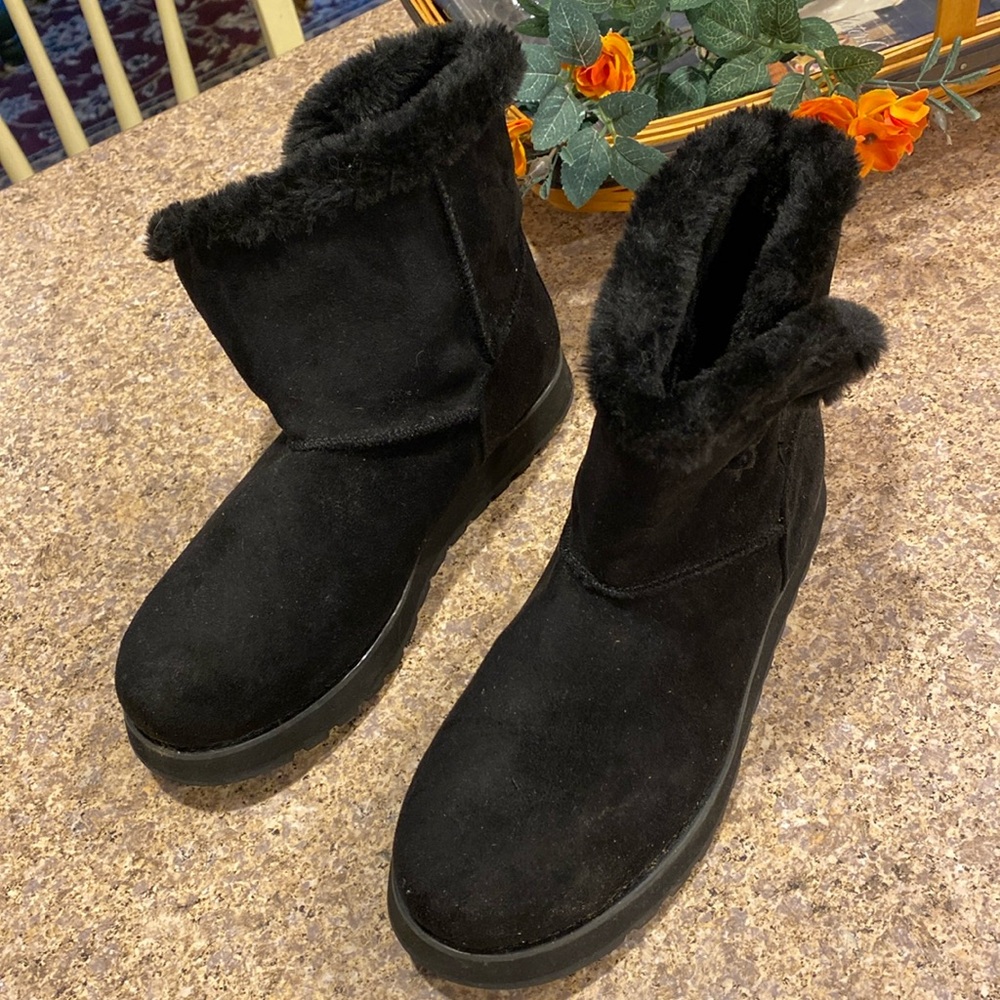 Sketchers Black Boots Size 7 WITH FLAWS